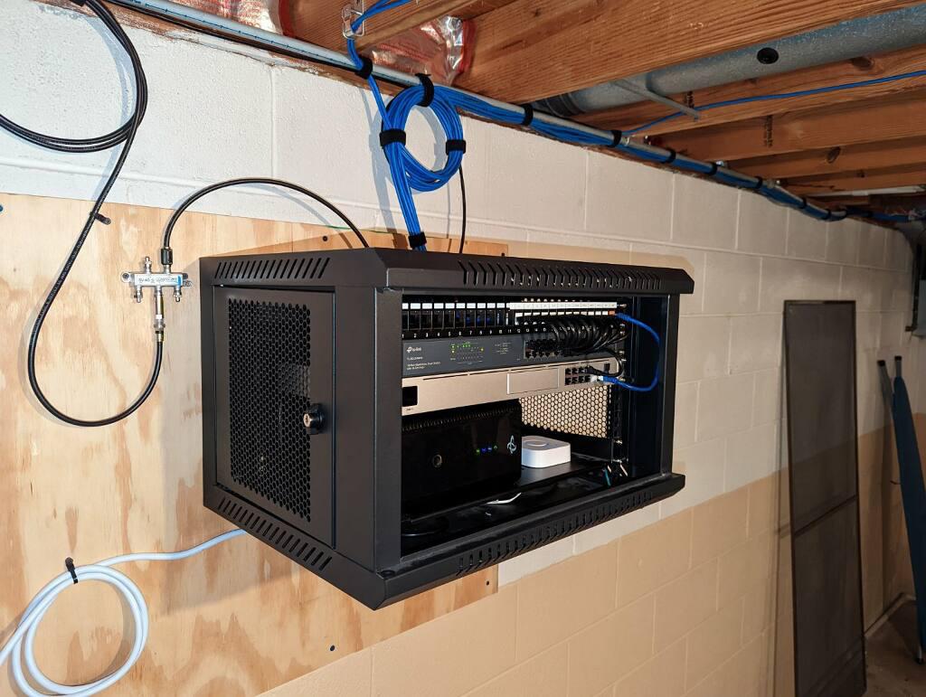 Wall Mounted Network Rack Cable Management: </strong><a id="_Hlk132476378"></a><strong>Best Practices for a Tidy Workspace